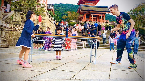 アダムさん来館。清水寺でパチリ